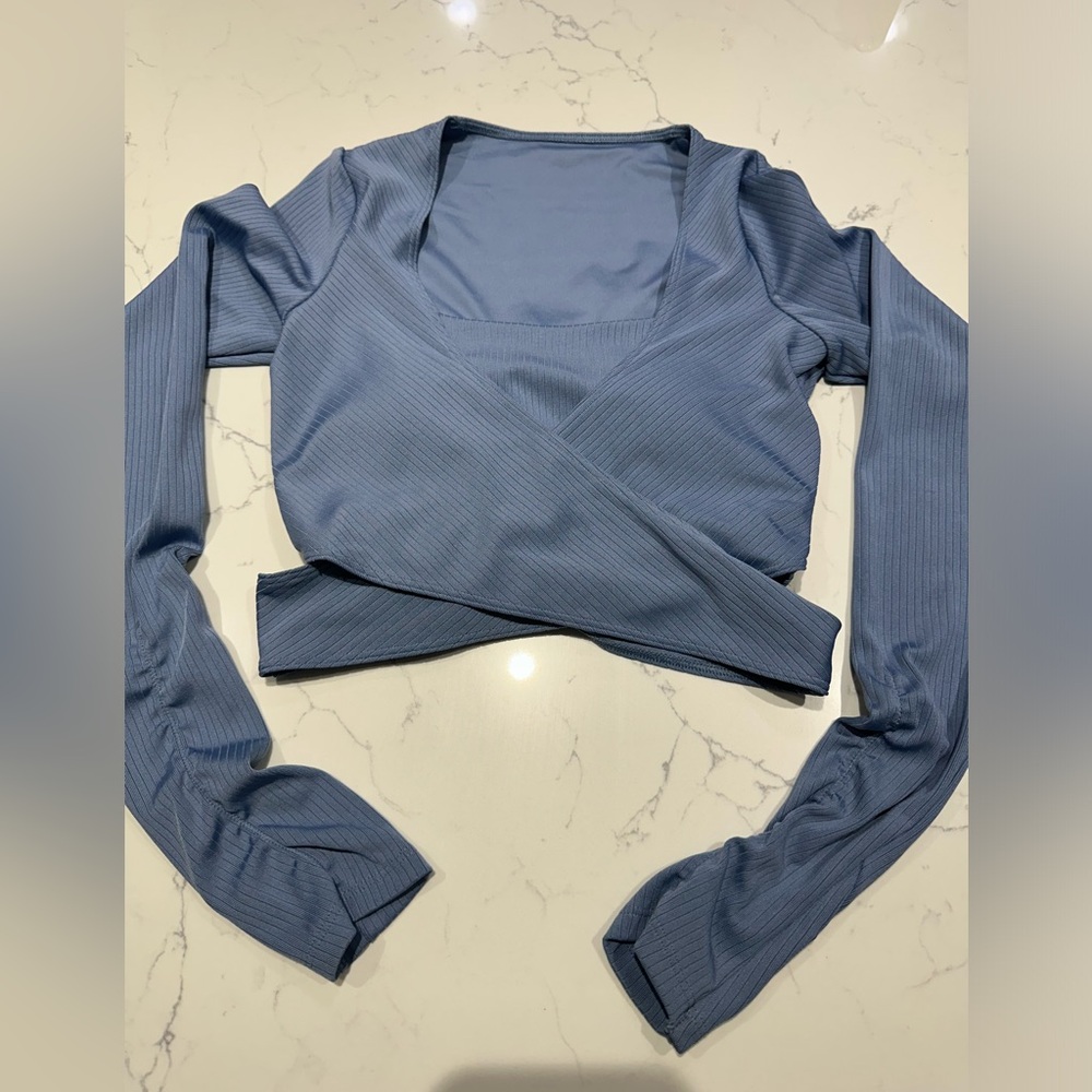 GILLY HICKS ACTIVE RECHARGE RIBBED WRAP TOP